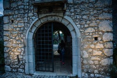 Gångbana på gammal slottdörr med den turist- flickan i den royaltyfria bilder Gångbana på gammal slottdörr med den turist- flickan i den royaltyfria bilder