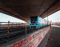Gångtunnel under bron på en solig dag arkivfoto Gångtunnel under bron på en solig dag arkivfoto