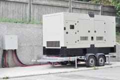 Générateur diesel industriel Générateur de réserve Le générateur diesel industriel pour l'immeuble de bureaux s'est relié au pann photos libres de droits Générateur diesel industriel Générateur de réserve Le générateur diesel industriel pour l'immeuble de bureaux s'est relié au pann photos libres de droits