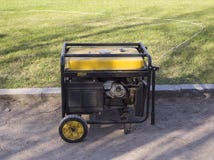 Générateur diesel jaune portatif sur la rue image libre de droits Générateur diesel jaune portatif sur la rue image libre de droits