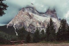 Góra wierzchołek zakrywa z chmurami fotografia stock Góra wierzchołek zakrywa z chmurami fotografia stock
