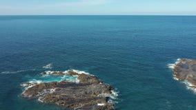 Górnego widoku mała skalista wysepka mył ogromnym inspiruje oceanem zbiory Górnego widoku mała skalista wysepka mył ogromnym inspiruje oceanem zbiory