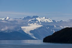 Góry z chmurą w szkoły wyższa Fjord obraz stock Góry z chmurą w szkoły wyższa Fjord obraz stock