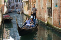 Gôndola com os turistas chineses no canal da cidade Veneza, Italy Foto de Stock Royalty Free Gôndola com os turistas chineses no canal da cidade Veneza, Italy Foto de Stock Royalty Free