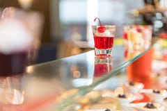 Göra gelé av coctailen för efterrätten för fruktrecept den söta för att tjäna som på exponeringsglas royaltyfri fotografi Göra gelé av coctailen för efterrätten för fruktrecept den söta för att tjäna som på exponeringsglas royaltyfri fotografi