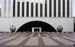 Główny wejście Picasso wierza drapacz chmur wśród wysokich budynków w Madryt, top 10, Hiszpania obraz stock Główny wejście Picasso wierza drapacz chmur wśród wysokich budynków w Madryt, top 10, Hiszpania obraz stock