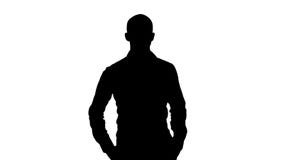 H?bscher junger arabischer Mann des Schattenbildes, der ein zuf?lliges Ausstattungsgehen, seine beide H?nde in seine Taschen eins stock video H?bscher junger arabischer Mann des Schattenbildes, der ein zuf?lliges Ausstattungsgehen, seine beide H?nde in seine Taschen eins stock video