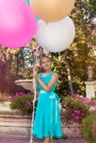 H?bsches junges M?dchen mit gro?en bunten Ballonen gehend in den Park nahe der Stadt - Bild stockfoto H?bsches junges M?dchen mit gro?en bunten Ballonen gehend in den Park nahe der Stadt - Bild stockfoto