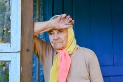 H?g kvinna p? verandan av henne hem E gammalare eftert?nksam kvinna arkivfoton H?g kvinna p? verandan av henne hem E gammalare eftert?nksam kvinna arkivfoton