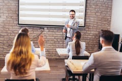 H?gtalare som ger offentlig presentation genom att anv?nda projektorn i konferensrum royaltyfri bild H?gtalare som ger offentlig presentation genom att anv?nda projektorn i konferensrum royaltyfri bild