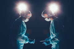 Hôpital d'équipe médicale effectuant l'opération Groupe de chirurgien au travail dans la pièce de théâtre d'opération Soins de sa image libre de droits Hôpital d'équipe médicale effectuant l'opération Groupe de chirurgien au travail dans la pièce de théâtre d'opération Soins de sa image libre de droits