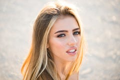 h?rlig framsidakvinnlig Utomhus- livsstilst?ende av den h?rliga unga kvinnan naturlig sk?nhet Lopp och ungdom perfekt fotografering för bildbyråer h?rlig framsidakvinnlig Utomhus- livsstilst?ende av den h?rliga unga kvinnan naturlig sk?nhet Lopp och ungdom perfekt fotografering för bildbyråer