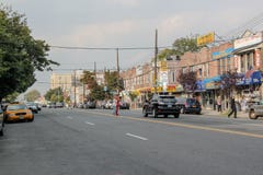 H?rlig sikt av gatan i den Brighton Beach grannskapen Biltrafik och folkbegrepp New York USA arkivbilder H?rlig sikt av gatan i den Brighton Beach grannskapen Biltrafik och folkbegrepp New York USA arkivbilder