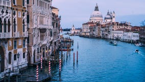 H?rlig sikt p? basilikadi Santa Maria della Salute i guld- aftonljus p? solnedg?ngen i Venedig, Italien royaltyfri foto H?rlig sikt p? basilikadi Santa Maria della Salute i guld- aftonljus p? solnedg?ngen i Venedig, Italien royaltyfri foto