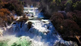 H?rlig Skradinski Buk vattenfall i den Krka nationalparken - Dalmatia Kroatien, Europa royaltyfria bilder H?rlig Skradinski Buk vattenfall i den Krka nationalparken - Dalmatia Kroatien, Europa royaltyfria bilder
