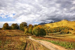 H?st i de Kaukasus bergen arkivfoto H?st i de Kaukasus bergen arkivfoto