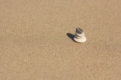 Ha equilibrato parecchie pietre di zen sui precedenti della spiaggia Immagine Stock Libera da Diritti Ha equilibrato parecchie pietre di zen sui precedenti della spiaggia Immagine Stock Libera da Diritti