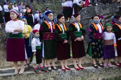Ha Giang, Vietnam - 7 Februari, 2014: De niet geïdentificeerde groep Hmong-mensen die minderheids op kunstenaar letten om bij nie stock fotografie Ha Giang, Vietnam - 7 Februari, 2014: De niet geïdentificeerde groep Hmong-mensen die minderheids op kunstenaar letten om bij nie stock fotografie