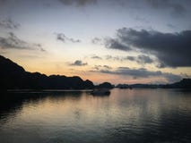 Ha langer Bucht-Sonnenaufgang- vietnam lizenzfreie stockfotos Ha langer Bucht-Sonnenaufgang- vietnam lizenzfreie stockfotos