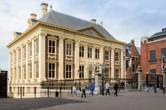 Haag Nederländerna - Maj 8, 2015: Turist- besökMauritshuis museum i Haag fotografering för bildbyråer Haag Nederländerna - Maj 8, 2015: Turist- besökMauritshuis museum i Haag fotografering för bildbyråer
