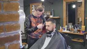 Haarblick magisch machen Junger bärtiger Mann, der Haarschnitt mit Latterasiermesser durch Friseur beim herein sitzen erhält stock video Haarblick magisch machen Junger bärtiger Mann, der Haarschnitt mit Latterasiermesser durch Friseur beim herein sitzen erhält stock video