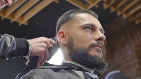 Haarblick magisch machen Junger bärtiger Mann, der Haarschnitt mit Latterasiermesser durch Friseur beim herein sitzen erhält stock video Haarblick magisch machen Junger bärtiger Mann, der Haarschnitt mit Latterasiermesser durch Friseur beim herein sitzen erhält stock video