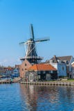 Haarlem, †néerlandais « le 14 avril 2019 : Vue du paysage urbain de Harlem avec De Adriaan Windmill sur la rivière de Spaarne s photo libre de droits Haarlem, †néerlandais « le 14 avril 2019 : Vue du paysage urbain de Harlem avec De Adriaan Windmill sur la rivière de Spaarne s photo libre de droits