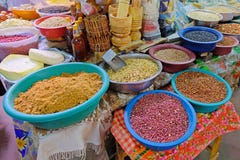 Habas, nueces, maíz y semillas en un mercado de los granjeros en Villarrica, Paraguay fotos de archivo libres de regalías Habas, nueces, maíz y semillas en un mercado de los granjeros en Villarrica, Paraguay fotos de archivo libres de regalías