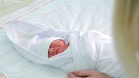 Habillage infantile de petite fille banque de vidéos Habillage infantile de petite fille banque de vidéos