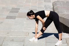 Habillement de port stupéfiant de sport de femme sportive s'étendant à la ville L'espace vide images libres de droits Habillement de port stupéfiant de sport de femme sportive s'étendant à la ville L'espace vide images libres de droits