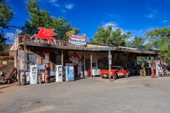 Hackberry, Arizona, Etats-Unis - 19 juin 2014 : Vieilles station-service et boutique avec des voitures de vintage sur Route 66 photographie stock Hackberry, Arizona, Etats-Unis - 19 juin 2014 : Vieilles station-service et boutique avec des voitures de vintage sur Route 66 photographie stock