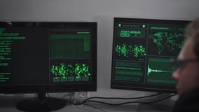 Hacker Company Ein Hacker bereitet sich für einen Cyberangriff vor Ein Mann gibt schnell Informationen ein Auf den Monitoren stock footage Hacker Company Ein Hacker bereitet sich für einen Cyberangriff vor Ein Mann gibt schnell Informationen ein Auf den Monitoren stock footage