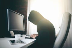 Hacker de computador que rouba a informação da Web imagem de stock Hacker de computador que rouba a informação da Web imagem de stock