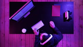 Hacker- oder Crackerversuch, ein Sicherheitssystem zu zerhacken lizenzfreies stockfoto Hacker- oder Crackerversuch, ein Sicherheitssystem zu zerhacken lizenzfreies stockfoto