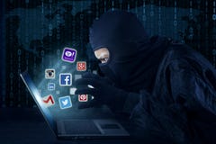 Hacker que rouba a conta social da rede fotografia de stock Hacker que rouba a conta social da rede fotografia de stock