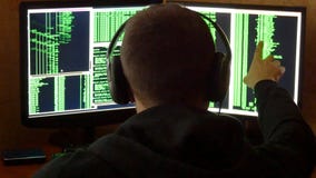Hacker wird zum binär Code geschaut Durchdringungsnetzwerk-system des kriminellen Hackers von seinem dunklen Hackerraum Hackerdie Stockbilder Hacker wird zum binär Code geschaut Durchdringungsnetzwerk-system des kriminellen Hackers von seinem dunklen Hackerraum Hackerdie Stockbilder