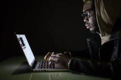 Hackera atak serwer w zmroku Afro hackera kilofa amerykański serwer od laptopu w ciemności zdjęcie royalty free Hackera atak serwer w zmroku Afro hackera kilofa amerykański serwer od laptopu w ciemności zdjęcie royalty free