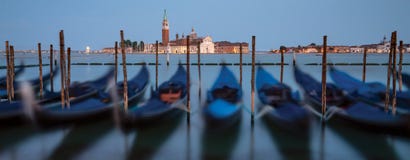 Hafen mit Gondeln in Venedig nachts lizenzfreies stockfoto Hafen mit Gondeln in Venedig nachts lizenzfreies stockfoto