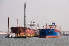 Hafen von Antwerpen mit festgemachten großen Frachtschiffen Stockfotos Hafen von Antwerpen mit festgemachten großen Frachtschiffen Stockfotos
