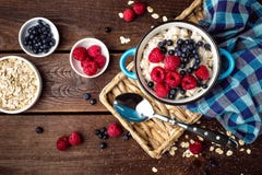 Hafermehlbrei mit frischen Beeren, Hafern mit Blaubeere und Himbeere stockfotos Hafermehlbrei mit frischen Beeren, Hafern mit Blaubeere und Himbeere stockfotos