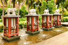 Hainan, China - 29 de junio de 2018: fuentes Elefante-formadas con los troncos aumentados de qué corrientes en la entrada princip foto de archivo Hainan, China - 29 de junio de 2018: fuentes Elefante-formadas con los troncos aumentados de qué corrientes en la entrada princip foto de archivo