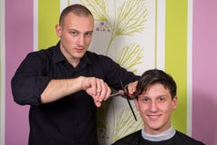 Haircutting z włosianym cążki i obrazy stock Haircutting z włosianym cążki i obrazy stock