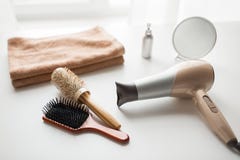 Hairdryer, włosiani muśnięcia, lustro i ręcznik, obrazy stock Hairdryer, włosiani muśnięcia, lustro i ręcznik, obrazy stock
