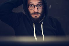 Hakker in het hoody werken aan computer royalty-vrije stock afbeelding Hakker in het hoody werken aan computer royalty-vrije stock afbeelding