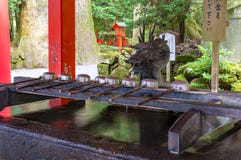 Hakone świątyni Chozuya puryfikaci fontanna z smok figurką zdjęcie stock Hakone świątyni Chozuya puryfikaci fontanna z smok figurką zdjęcie stock