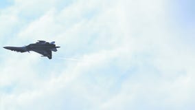 Halcón que lucha Su-34Su-32 Aviones de combate rusos en la cámara lenta almacen de video Halcón que lucha Su-34Su-32 Aviones de combate rusos en la cámara lenta almacen de video