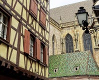 Half Betimmerde Huis en Kerk met mooi gevormd tegeldak - Colmar, Frankrijk stock afbeelding Half Betimmerde Huis en Kerk met mooi gevormd tegeldak - Colmar, Frankrijk stock afbeelding