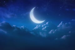 Half blauwe maan achter bewolkt op hemel en ster bij nacht outdoors stock afbeelding Half blauwe maan achter bewolkt op hemel en ster bij nacht outdoors stock afbeelding