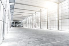 Hall des Geschäftsgebäudes mit Licht vom Fenster lizenzfreie stockbilder Hall des Geschäftsgebäudes mit Licht vom Fenster lizenzfreie stockbilder