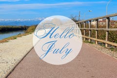 Hallo Juli-Grußkarte mit Sommerhinterweghintergrund lizenzfreies stockbild Hallo Juli-Grußkarte mit Sommerhinterweghintergrund lizenzfreies stockbild